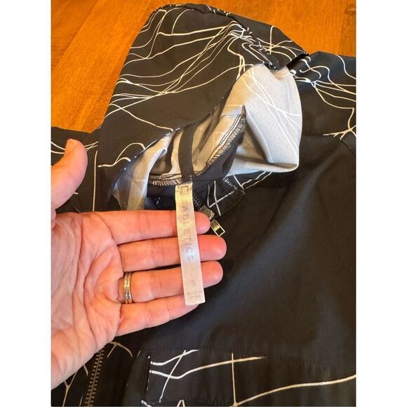 Woman’s Fabletics workout zipper jacket size small - Picture 2 of 3